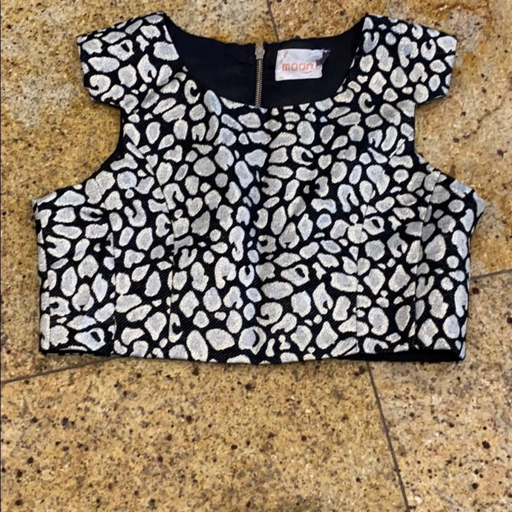 Sleeveless Shirt with leopard detailing.